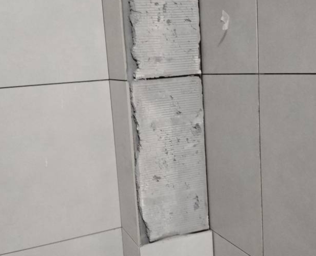 揭阳市瓷砖空鼓维修公司分享下瓷砖施工前基层浇水润湿程度不足，可能导致以下问题